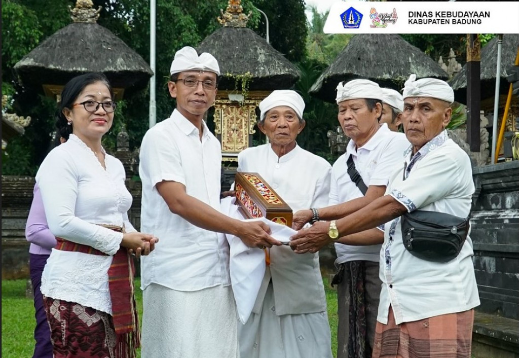 Penyerahan Purana Pura Penataran Agung Sekar Mukti